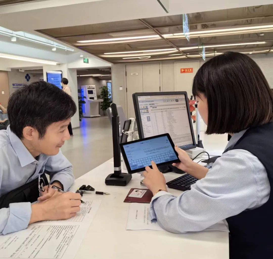 智慧政务新篇章 徐汇区推出“AI咨询师”与“汇通办”大模型